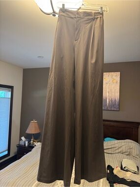 ALO Yoga Wide-Leg Pants in Brown